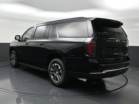 Used 2025 Chevrolet Suburban LT RWD image 3