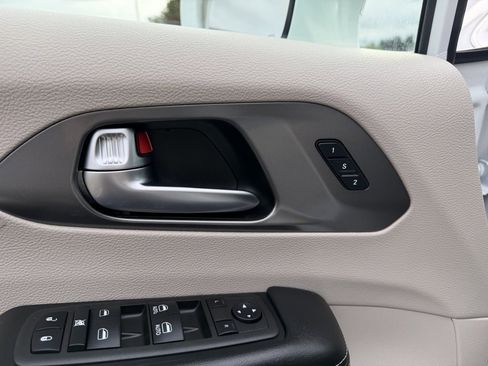 Used 2022 Chrysler Pacifica Touring-L image 13