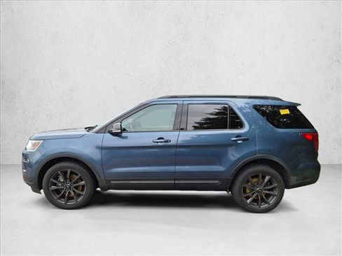 Used 2018 Ford Explorer XLT w/ Equipment Group 202A AWD/4WD image 4