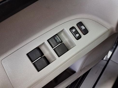Used 2013 Toyota Highlander SE FWD image 25