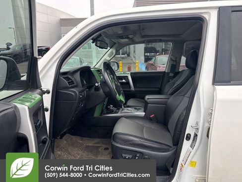 Used 2017 Toyota 4Runner SR5 Premium image 5