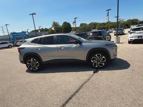 Used 2024 Chevrolet Trax RS w/ Sunroof Package FWD image 9
