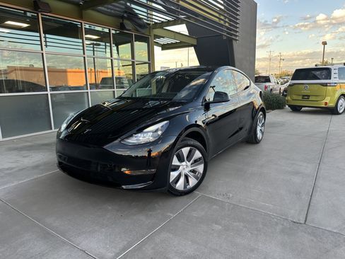 Used 2024 Tesla Model Y Long Range image 1