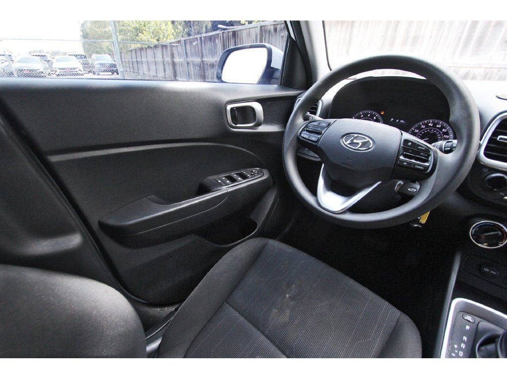 Used 2021 Hyundai Venue SE FWD image 11
