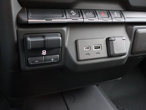 Used 2021 Chevrolet Silverado 1500 Custom Trail Boss w/ LPO, Dark Essentials Package image 13