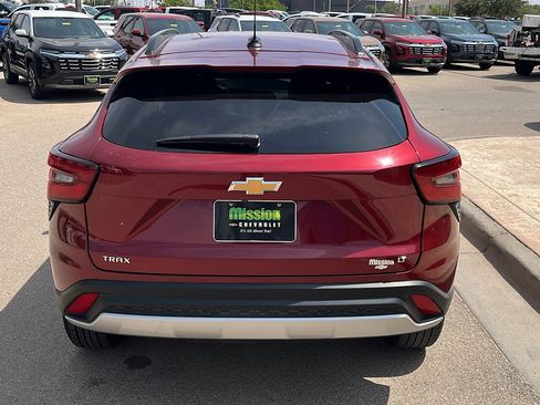 Used 2025 Chevrolet Trax LT FWD image 7