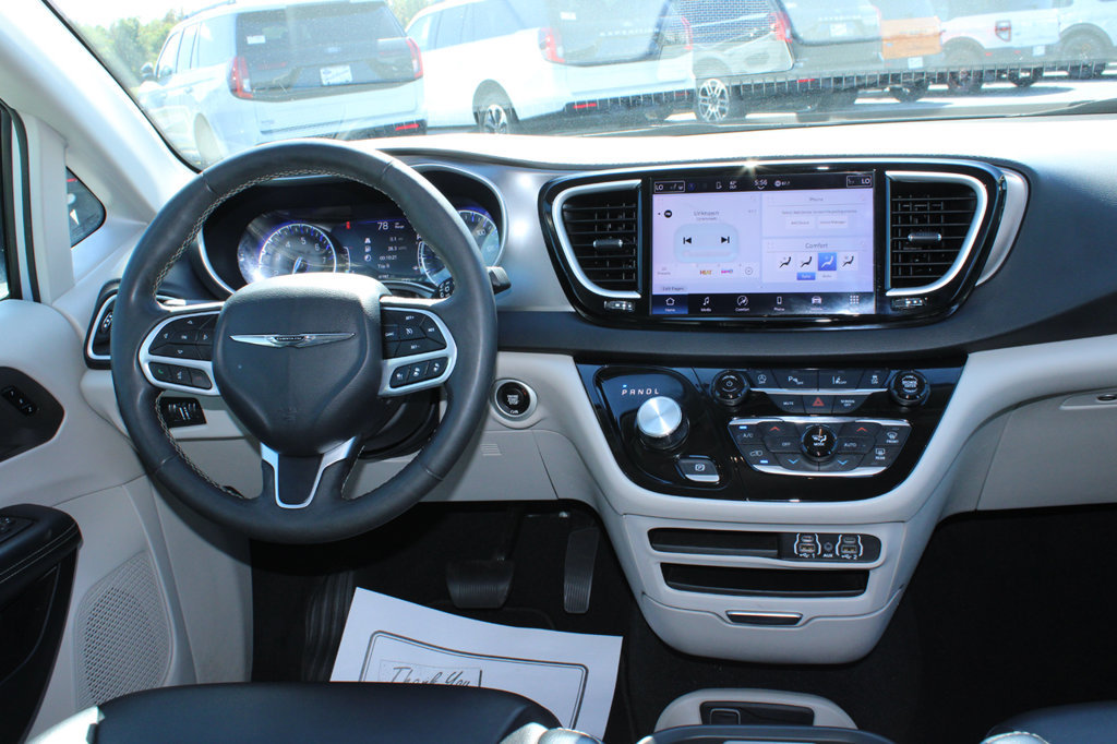 Used 2024 Chrysler Pacifica Touring-L FWD image 19
