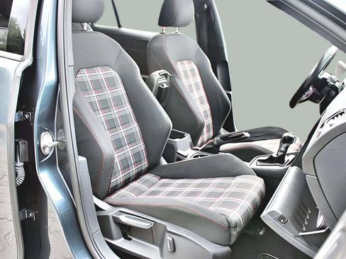 Used 2018 Volkswagen GTI SE image 25