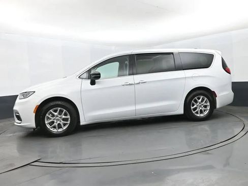 Used 2024 Chrysler Pacifica Touring-L FWD image 5
