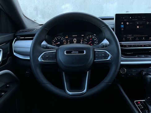 Used 2025 Jeep Compass Limited image 35