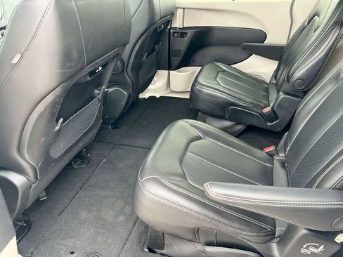 Used 2023 Chrysler Pacifica Touring-L image 18