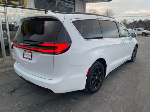 Used 2022 Chrysler Pacifica Touring-L image 3