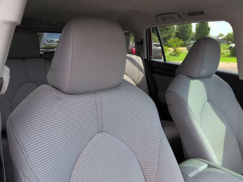 Used 2025 Toyota Highlander LE FWD image 7