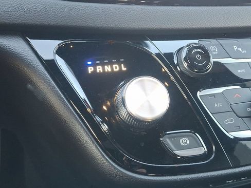 Used 2025 Chrysler Pacifica Select FWD image 18