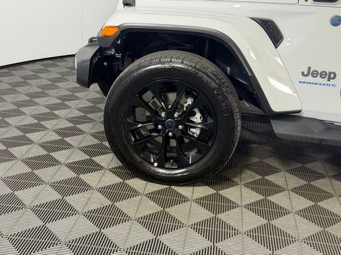 Used 2025 Jeep Wrangler Unlimited Sahara AWD/4WD image 11