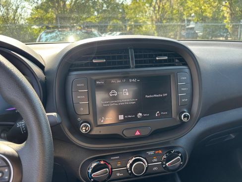 Used 2025 Kia Soul LX w/ LX Technology Package FWD image 16