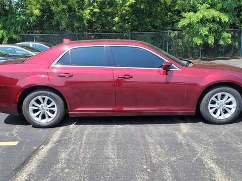 Used 2018 Chrysler 300 Touring RWD image 7