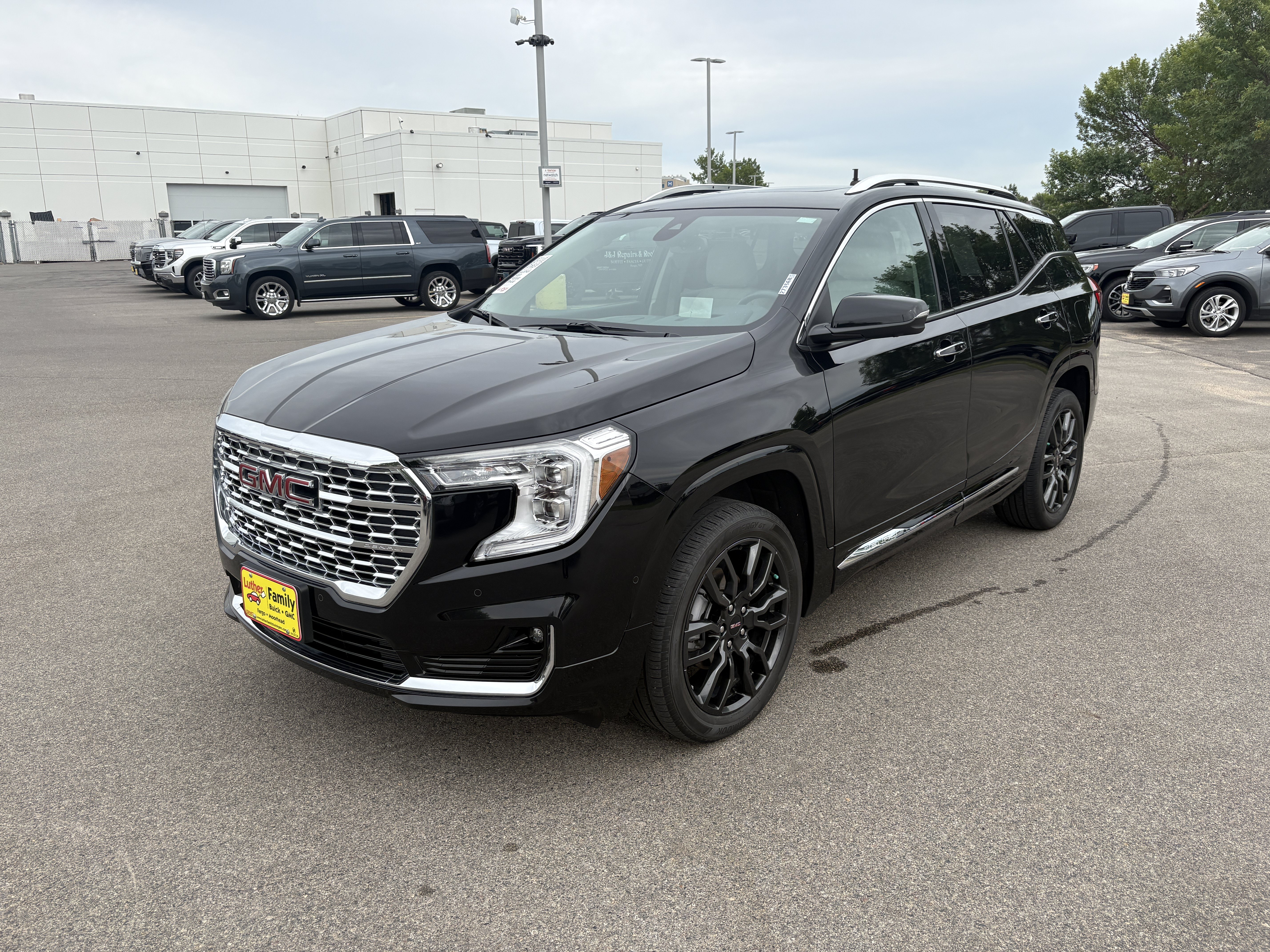 Used 2022 GMC Terrain Denali w/ Black Diamond Edition AWD/4WD image 2