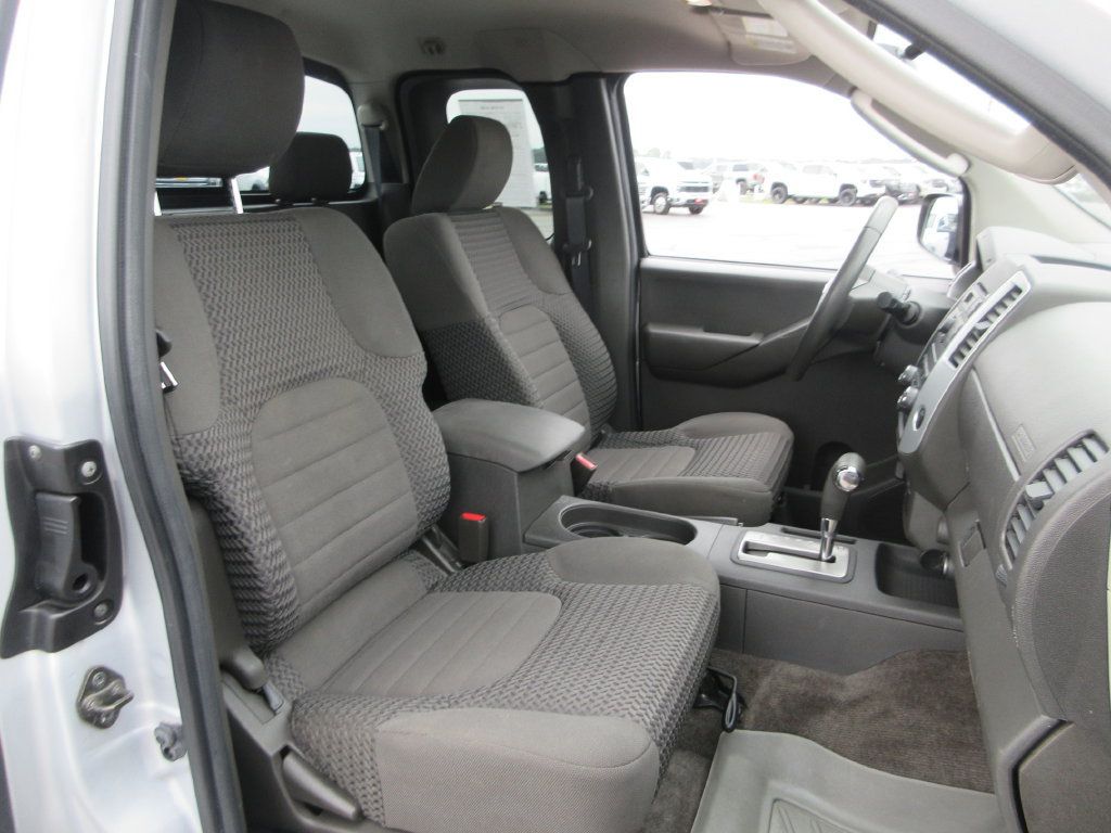 Used 2011 Nissan Frontier SV AWD/4WD image 17