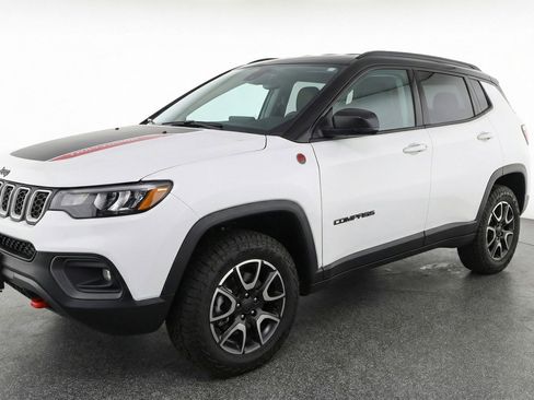 Used 2025 Jeep Compass Trailhawk image 3