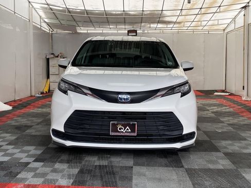 Used 2021 Toyota Sienna LE image 2