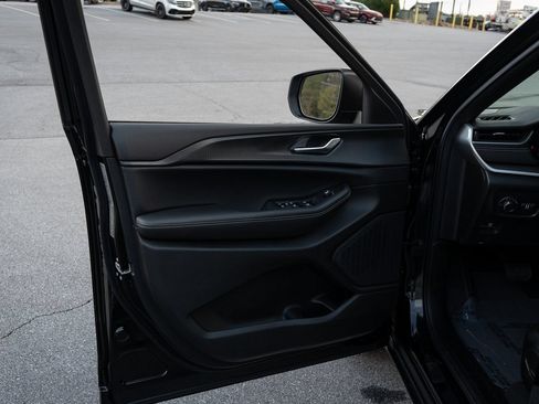 Used 2025 Jeep Grand Cherokee L Laredo RWD image 16