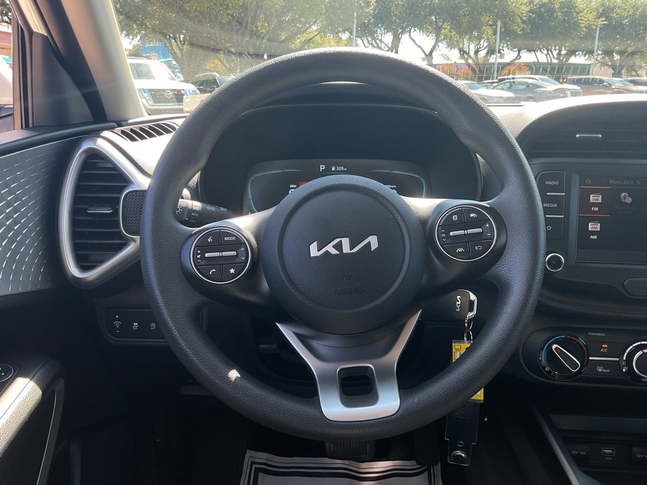 Used 2025 Kia Soul LX w/ LX Technology Package FWD image 32