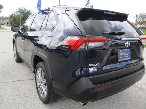 Used 2022 Toyota RAV4 XLE Premium image 5