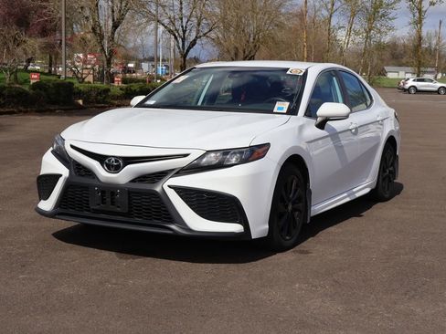 Used 2024 Toyota Camry SE image 1