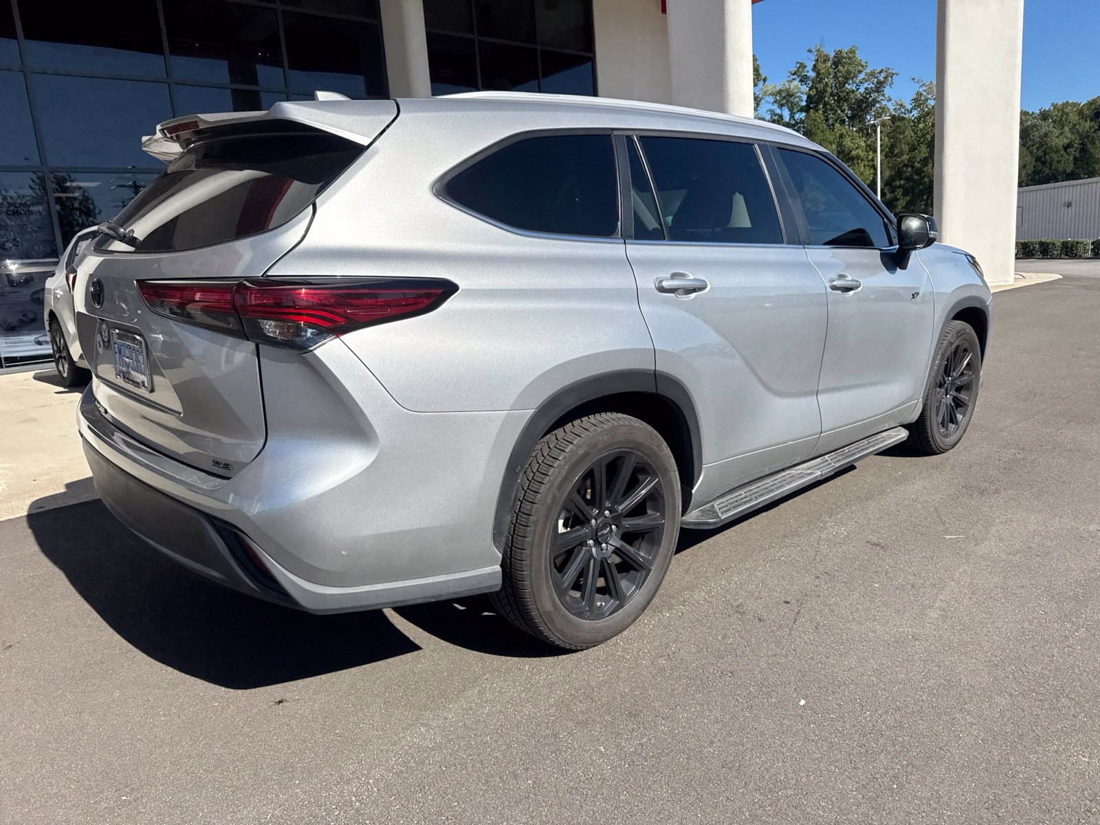 Used 2023 Toyota Highlander XLE FWD image 23