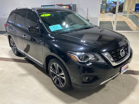 Used 2017 Nissan Pathfinder Platinum image 3