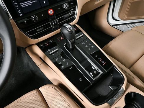 Certified 2025 Porsche Macan AWD image 15