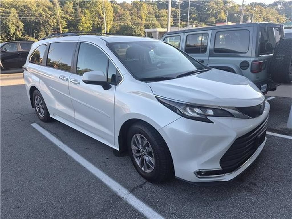 Used 2023 Toyota Sienna XLE FWD image 1
