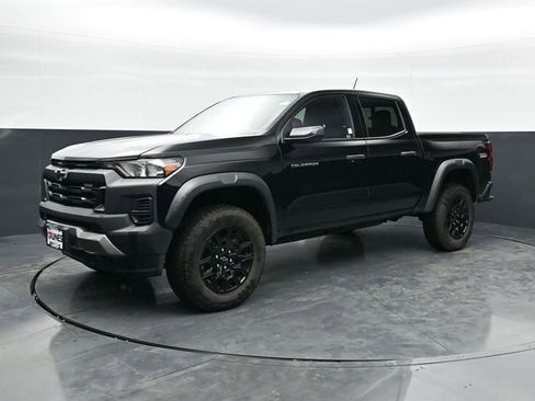 Used 2025 Chevrolet Colorado Trail Boss AWD/4WD image 3