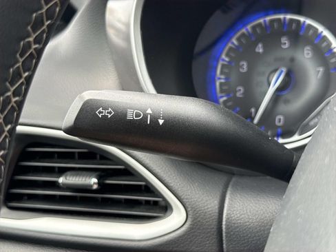 Used 2025 Chrysler Pacifica Select FWD image 16