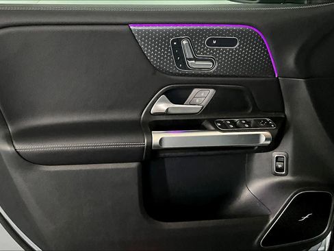 Used 2025 Mercedes-Benz GLB 250 4MATIC image 21