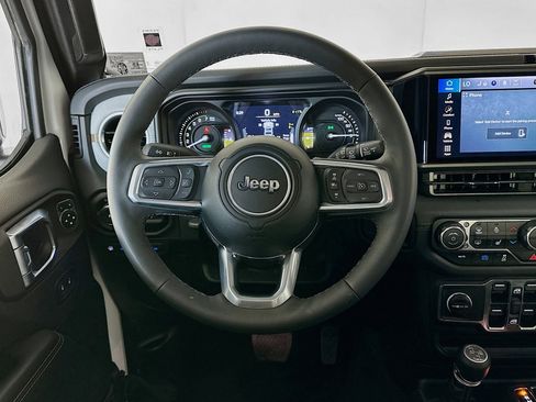 Used 2025 Jeep Wrangler Sahara image 17