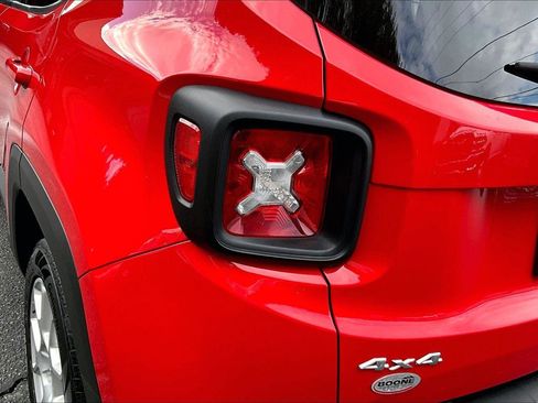 Certified 2023 Jeep Renegade Latitude w/ Premium Group image 31