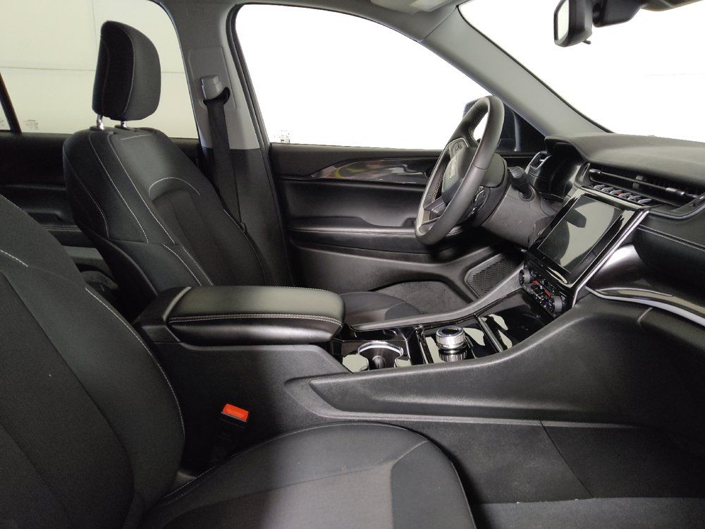 Used 2023 Jeep Grand Cherokee Laredo w/ Luxury Tech Group I AWD/4WD image 21