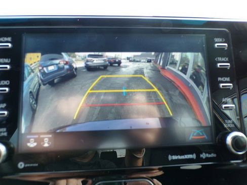 Used 2022 Toyota Venza XLE image 12