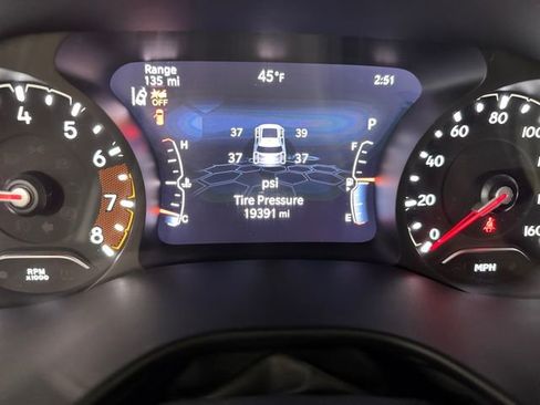 Used 2023 Jeep Compass Trailhawk w/ Trailhawk Convenience Group AWD/4WD image 2