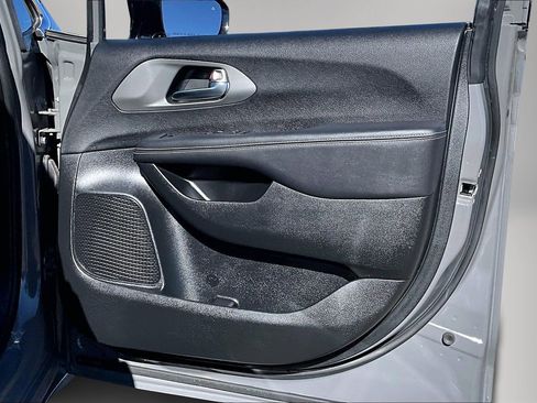 Used 2025 Chrysler Pacifica Select image 27