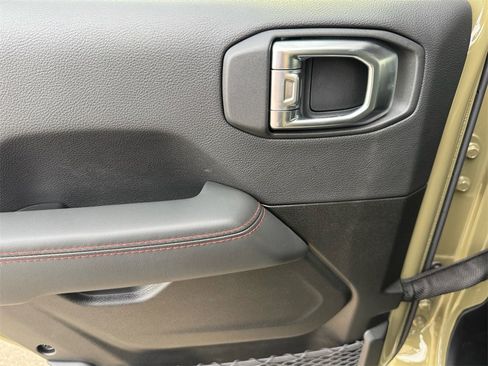 Used 2025 Jeep Wrangler Unlimited Rubicon image 17