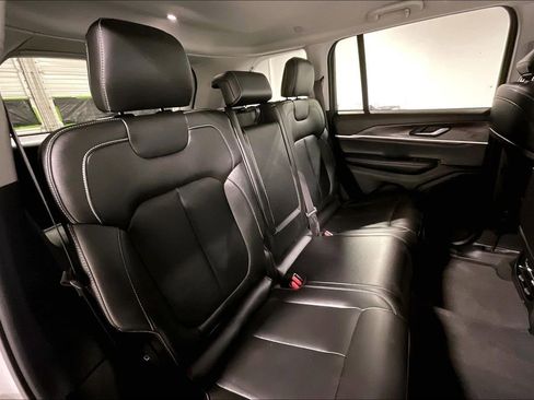 Used 2023 Jeep Grand Cherokee Limited image 34