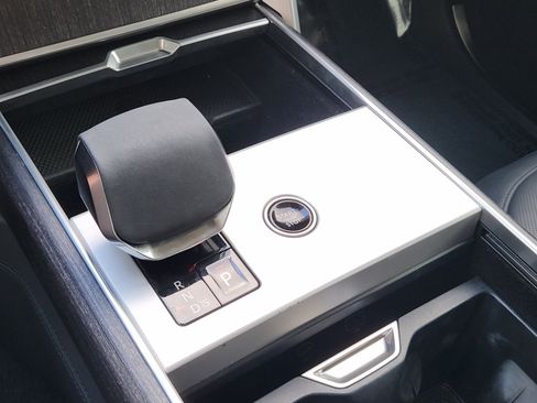 Used 2024 Land Rover Range Rover Long Wheelbase SE image 20