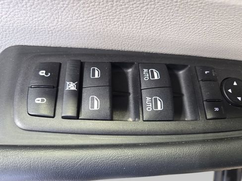 Used 2024 Chrysler Pacifica Touring-L FWD image 33