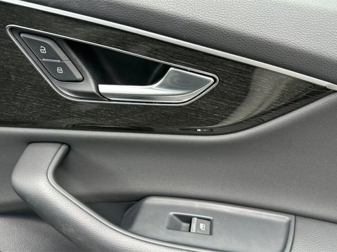 Used 2021 Audi Q8 Premium image 21