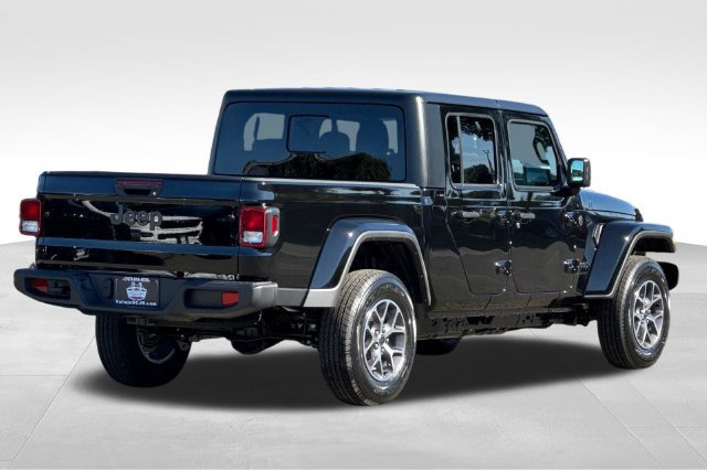 Used 2025 Jeep Gladiator Sport AWD/4WD image 4