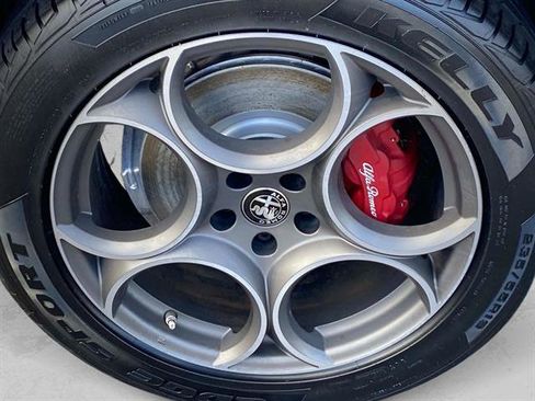 Used 2022 Alfa Romeo Stelvio Ti image 32