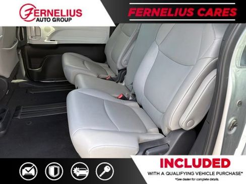 Used 2025 Toyota Sienna XLE FWD image 8
